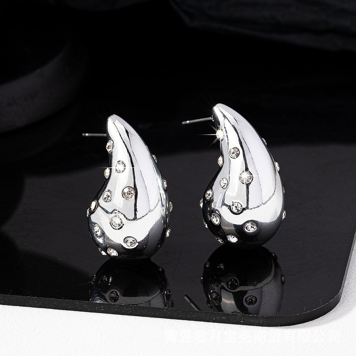 Three-dimensional Solid Water Drop Earrings Trend